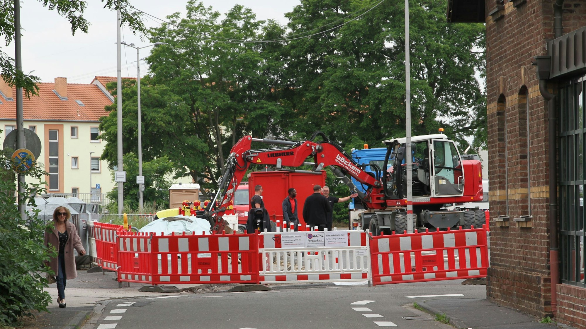 Bauarbeiten im Siegburger Haufeld, Schrankenanlage für einen Parkplatz