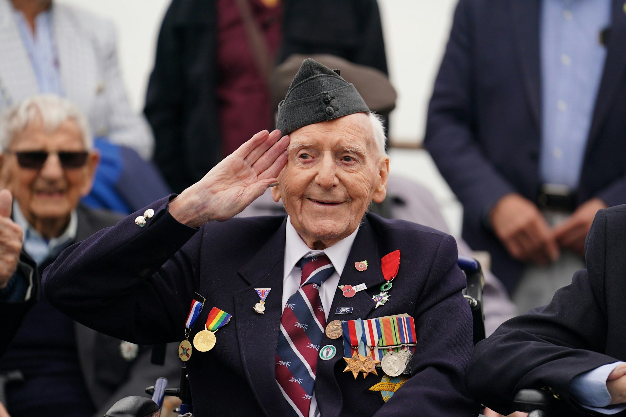 Der 100-jährige D-Day-Veteran Bernard Morgan aus Crewe salutiert an Bord des Schiffes Mont St Michel der Brittany Ferries, das den Hafen von Portsmouth im Vereinigten Königreich in Richtung Ouistreham in Caen, Frankreich, verlässt. An Bord sind 31 D-Day- und Normandie-Veteranen, die mit der Royal British Legion und dem Spirit of Normandy Trust unterwegs sind, um an den Gedenkfeiern zum 80. Jahrestag des D-Day teilzunehmen.