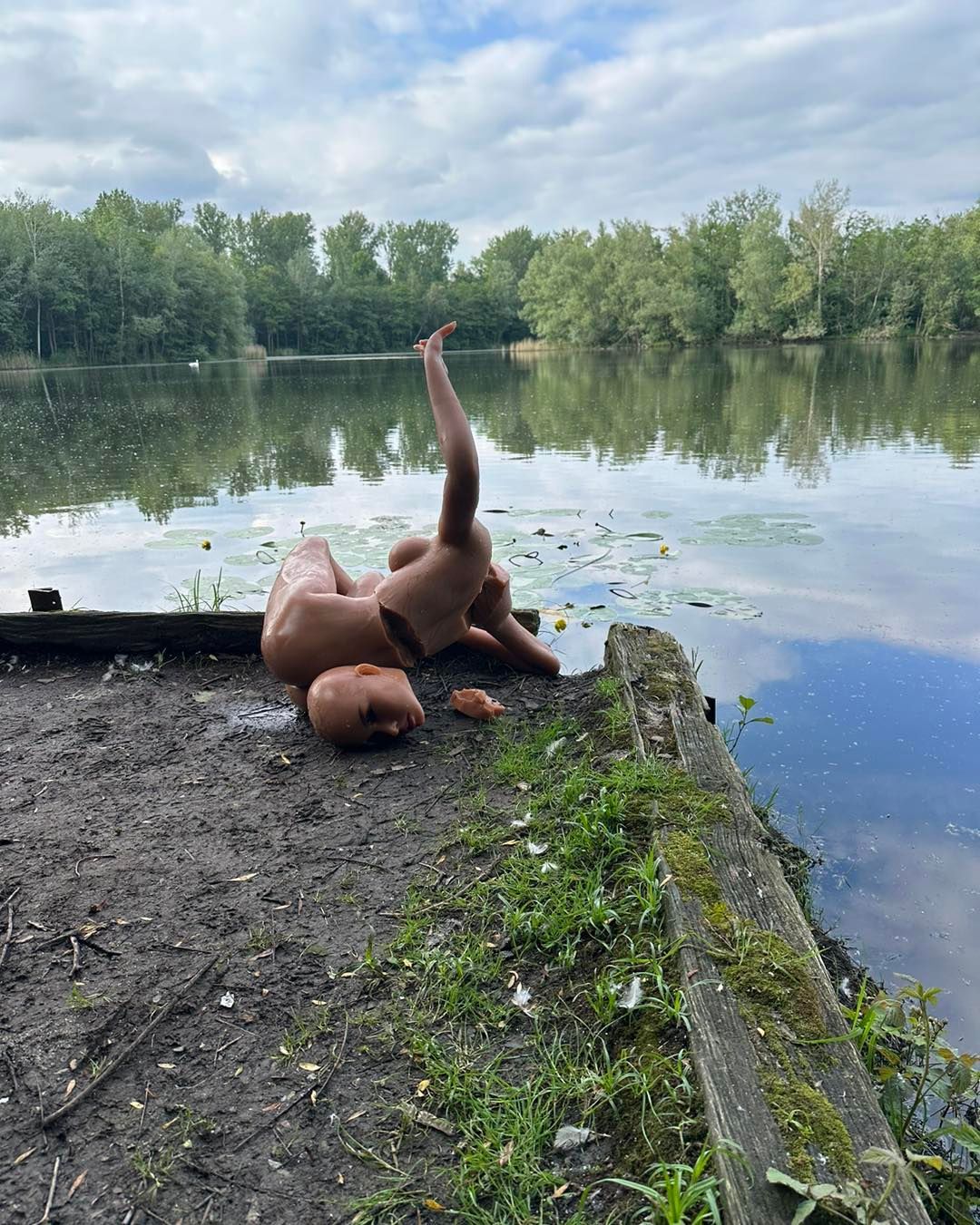 Auf dem Foto ist der Torso einer Puppe zu sehen.