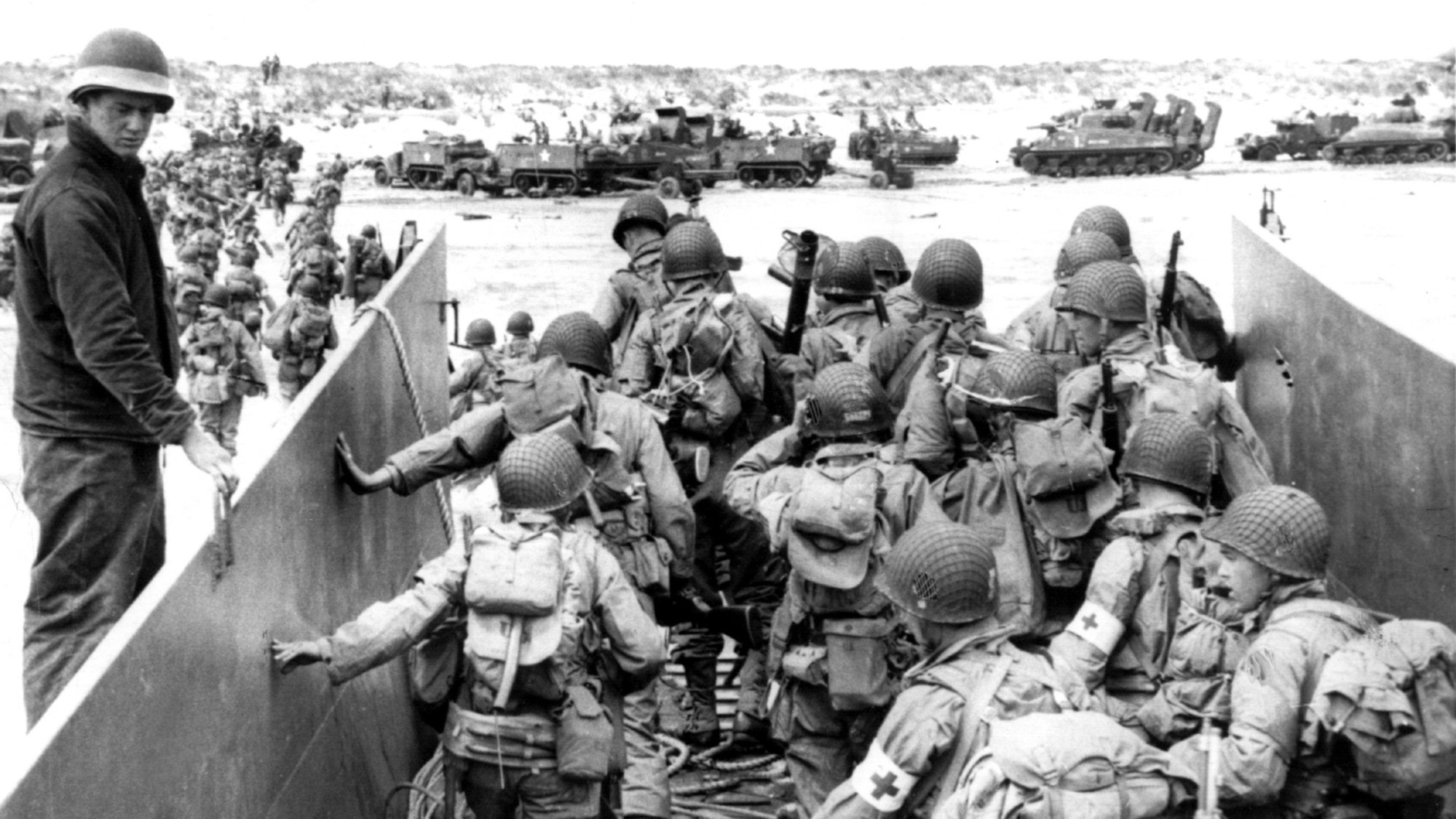Soldaten der alliierten Truppen verlassen ein Landungsboot am „Omaha-Beach“ in der Normandie, Frankreich