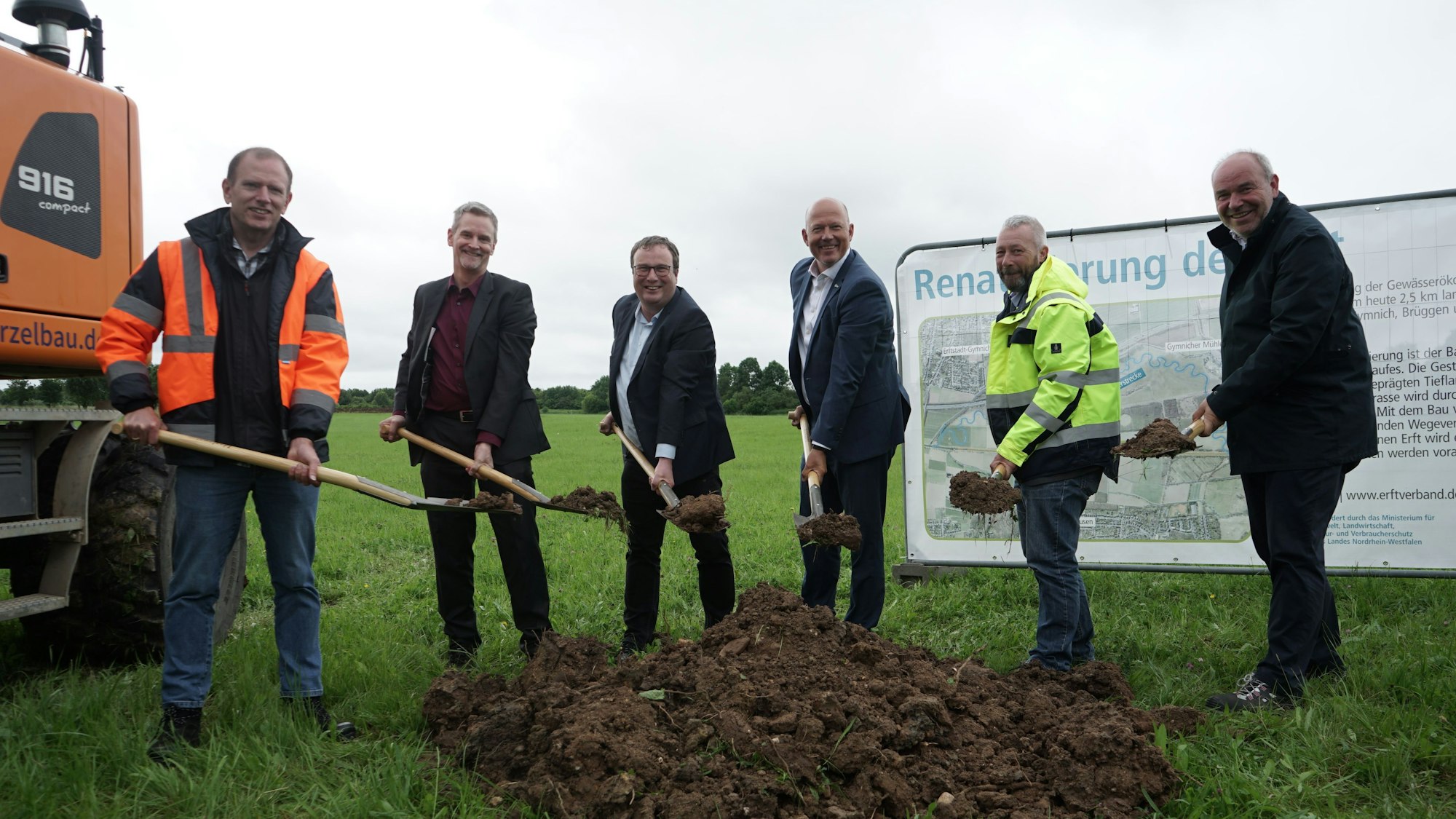 Mit dem ersten Spatenstich haben die Städte Kerpen und Erftstadt, der Rhein-Erft-Kreis, der Erftverband und NRW-Umweltminister Oliver Krischer den Startschuss für die Verlegung der Erft gegeben.
