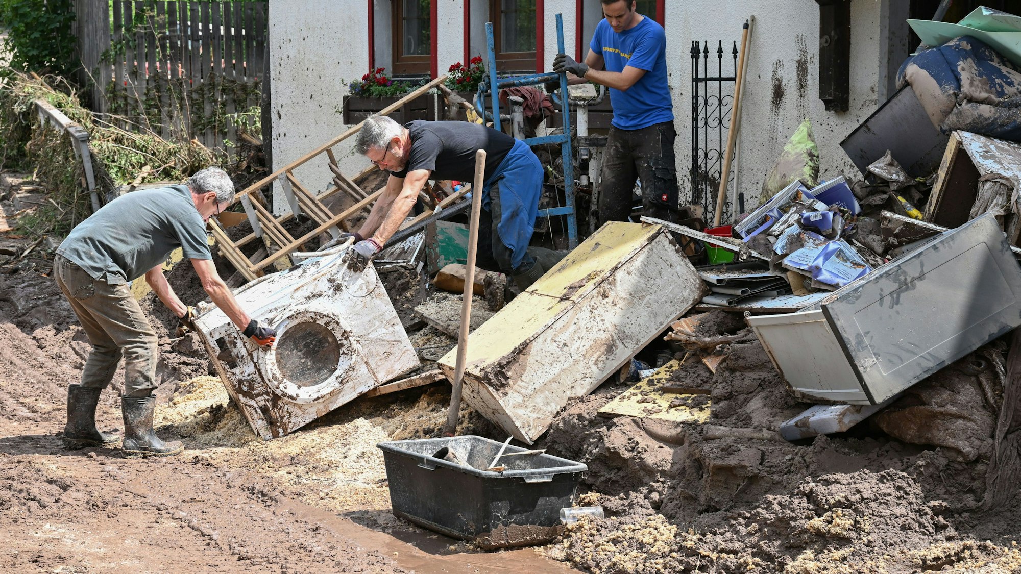 04.06.2024, Baden-Württemberg, Klaffenbach: Helfer bergen Gegenstände, die durch ein Hochwasser nach einem Unwetter zerstört wurden.