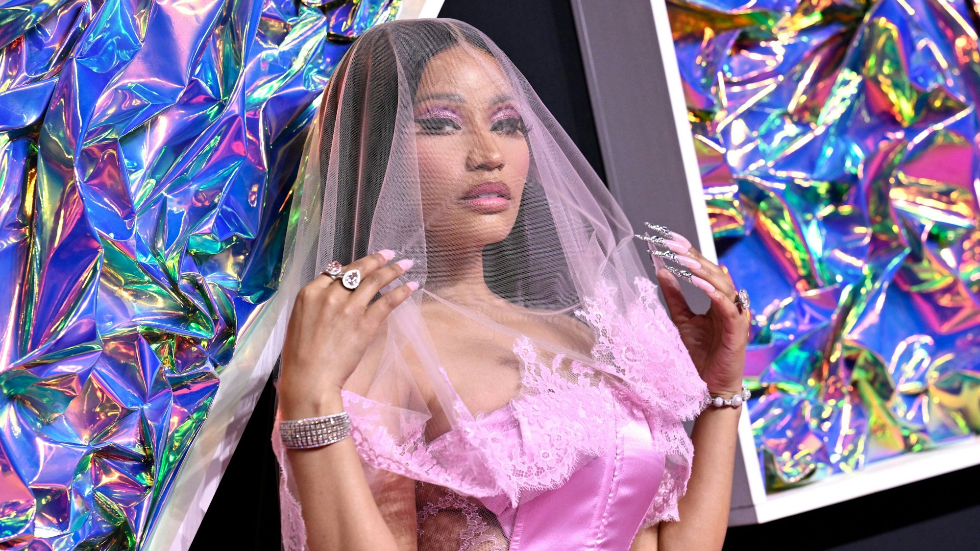 Nicki Minaj trägt ein pinkes Brautkleid bei den MTV Video Music Awards im September 2023.
