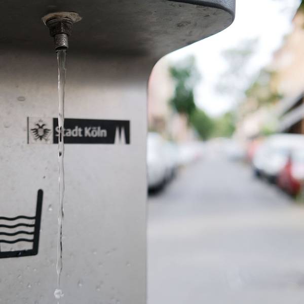 Wasser läuft aus einem Trinkwasserbrunnen.