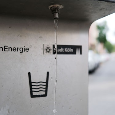 Wasser läuft aus einem Trinkwasserbrunnen.