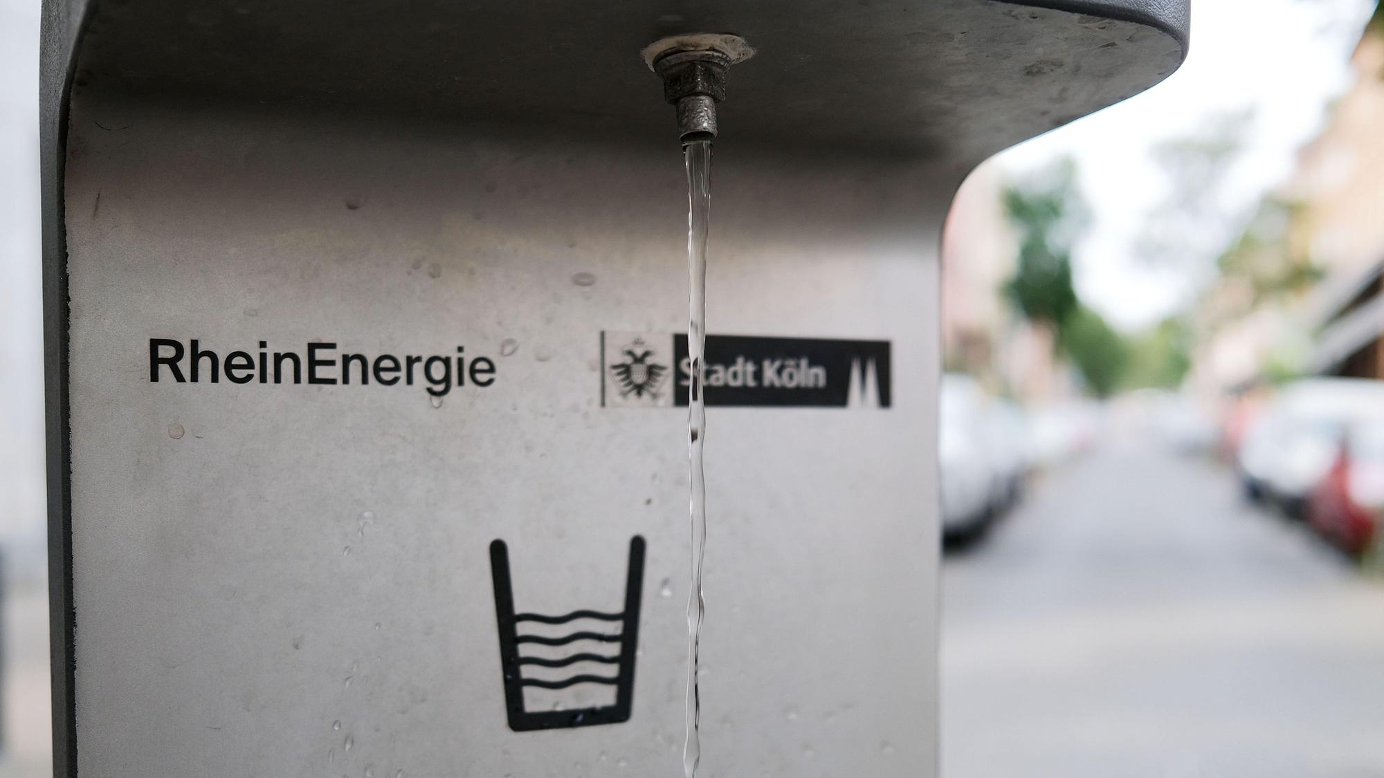 Wasser läuft aus einem Trinkwasserbrunnen.