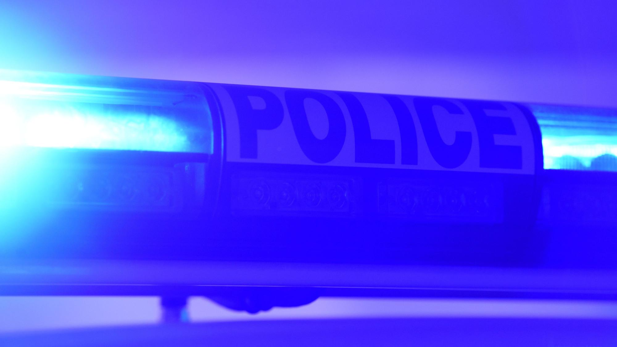 ARCHIV - 06.07.2015, Frankreich, Straßburg: Das Blaulicht eines französischen Streifenwagens der Police Nationale blitzt am 07.07.2015 in Straßburg in Frankreich.