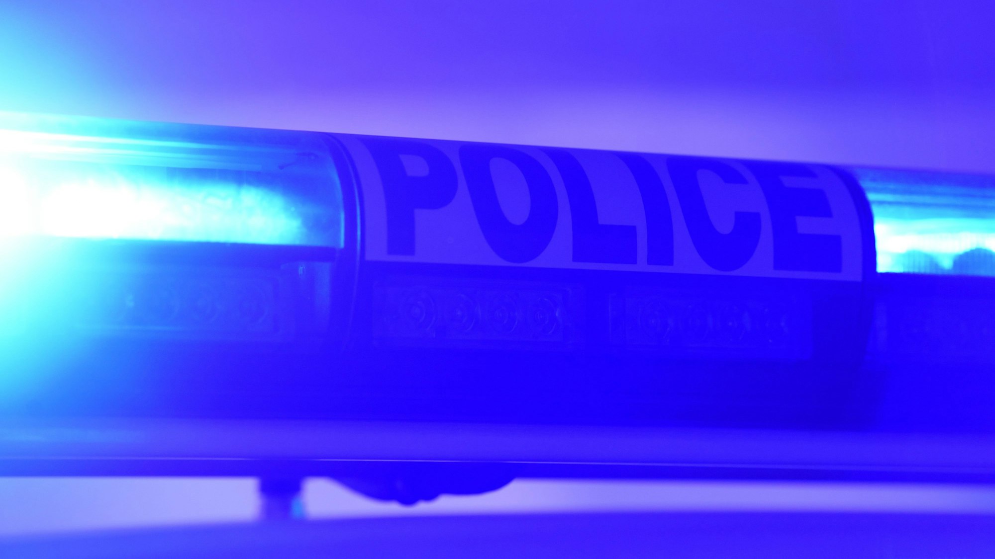 ARCHIV - 06.07.2015, Frankreich, Straßburg: Das Blaulicht eines französischen Streifenwagens der Police Nationale blitzt am 07.07.2015 in Straßburg in Frankreich.