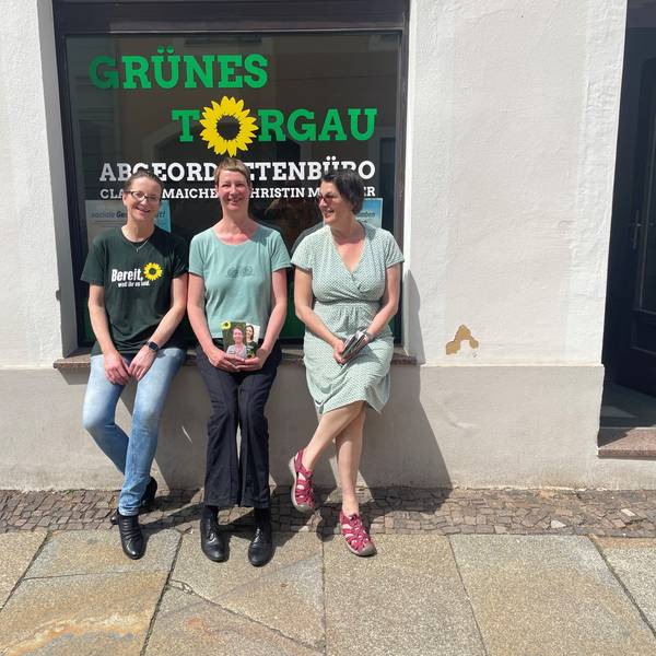 Auf dem Foto sind die Grünen-Politikerinnen Annika Effertz, Claudia Kurzweg und Evelyn Filipp zu sehen.