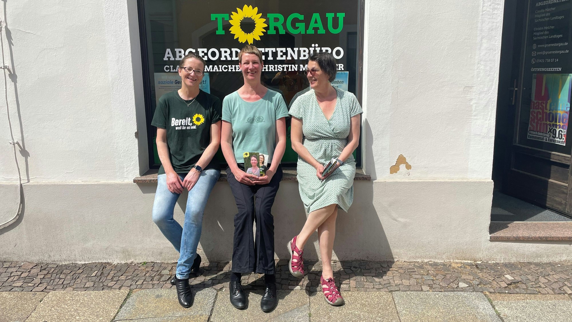 Auf dem Foto sind die Grünen-Politikerinnen Annika Effertz, Claudia Kurzweg und Evelyn Filipp zu sehen.