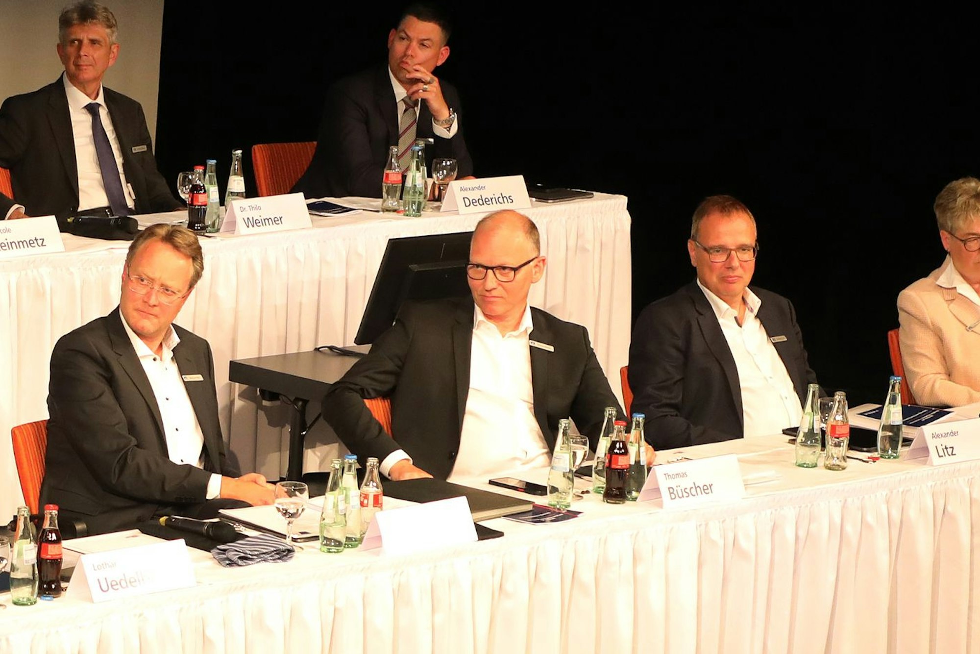 Der neue VR Bank Vorstandsvorsitzende Thomas Büscher sitzt mit Aufsichtsratschef Marcus Otto (l.) und seinem Vorstandskollegen Alexander Litz an einem Tisch.