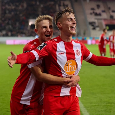 Marvin Obuz bejubelt im Trikot von Drittligist Rot-Weiss Essen einen seiner Treffer.