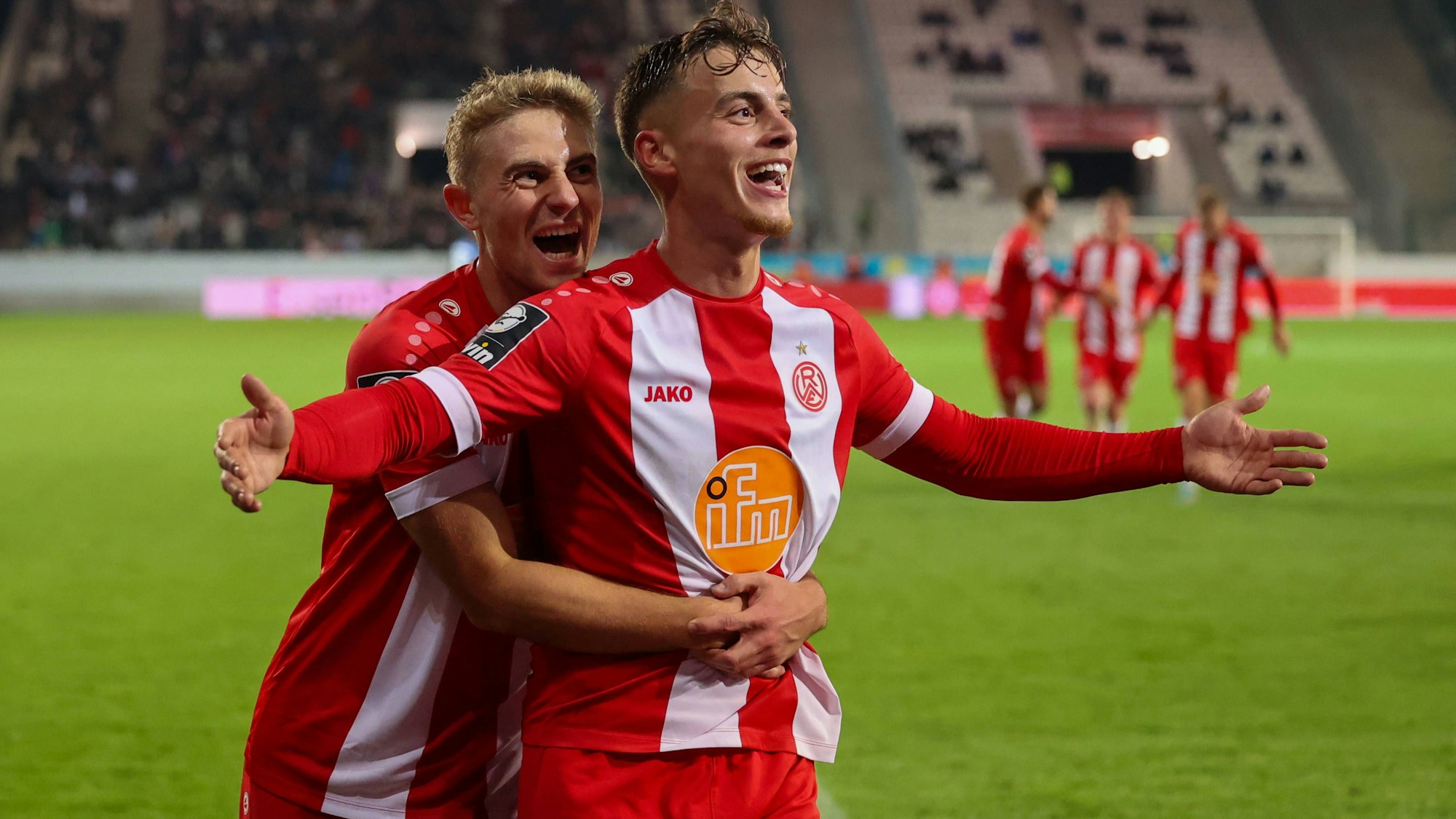 Marvin Obuz  bejubelt im Trikot von Drittligist Rot-Weiss Essen einen seiner Treffer.
