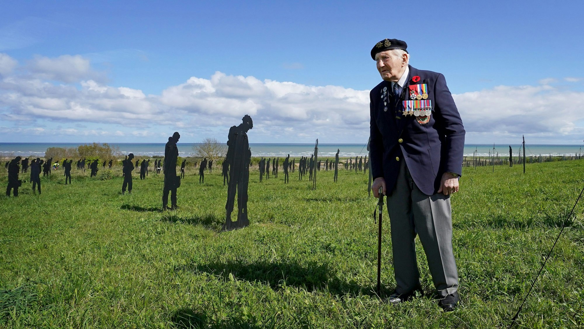 Der britische D-Day-Veteran Mervyn Kersh steht inmitten einer Installation am britischen Normandie-Denkmal in Ver-Sur-Mer (Gold Beach) in Frankreich. Die 1475 Statuen ehren jene Soldaten, die am D-Day während des Zweiten Weltkriegs gefallen sind.