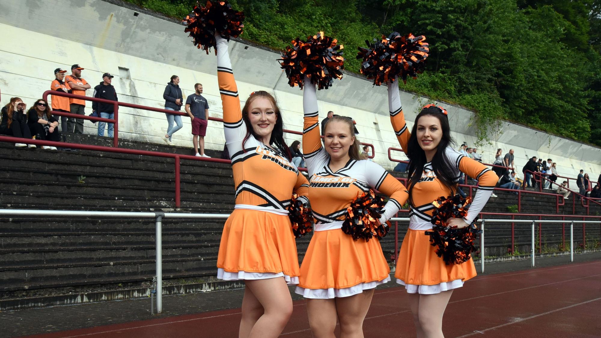 Zu sehen sind drei Cheerleader