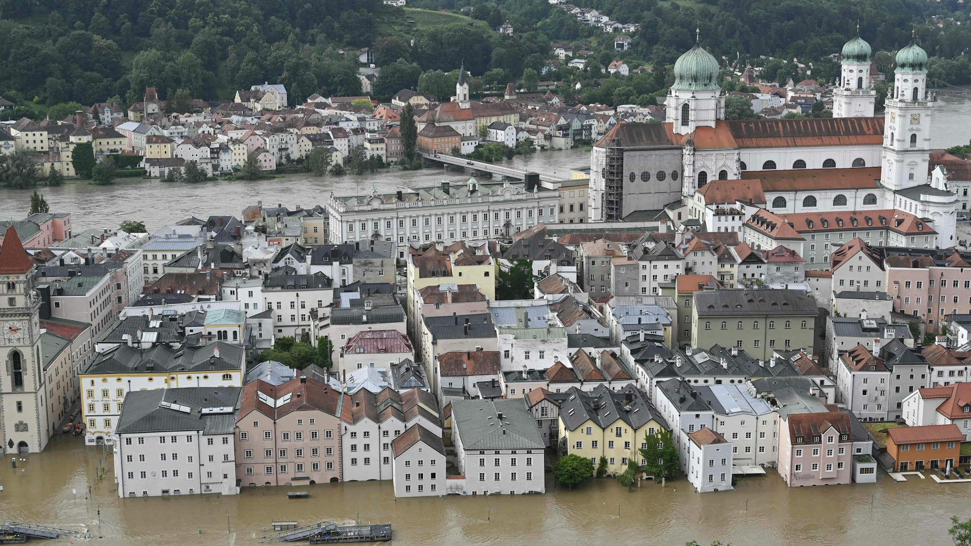 Das Stadtzentrum Passaus ist durch das Hochwasser an der Donau überflutet. Der Pegel erreichte nahe der Grenze zu Österreich fast zehn Meter.