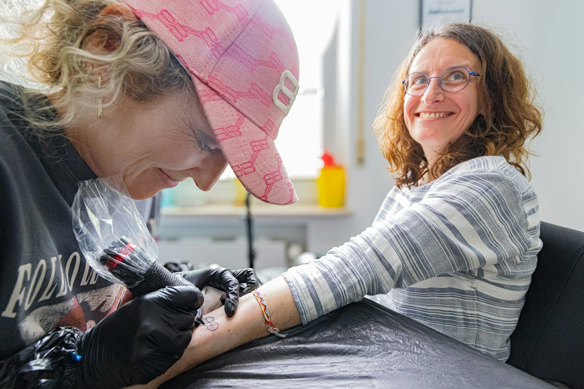 Imke Reichard lässt sich das Tattoo stechen.