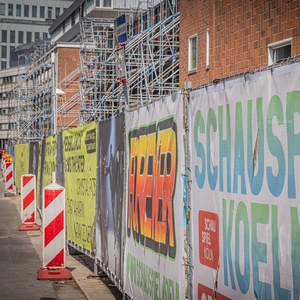 Bauzaun, Gerüst und Baken stehen an der Bühnen-Baustelle.