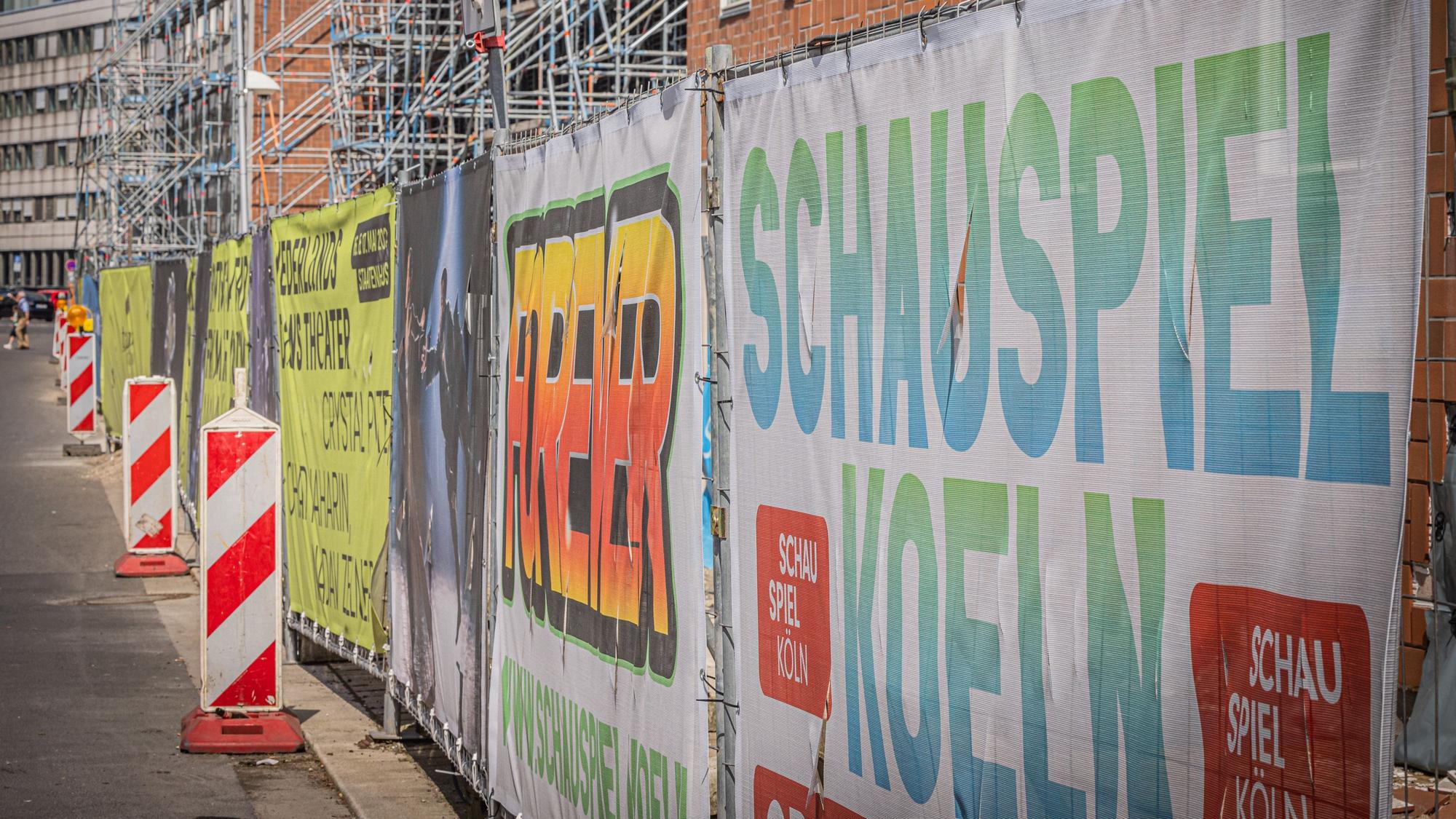 Bauzaun, Gerüst und Baken stehen an der Bühnen-Baustelle.