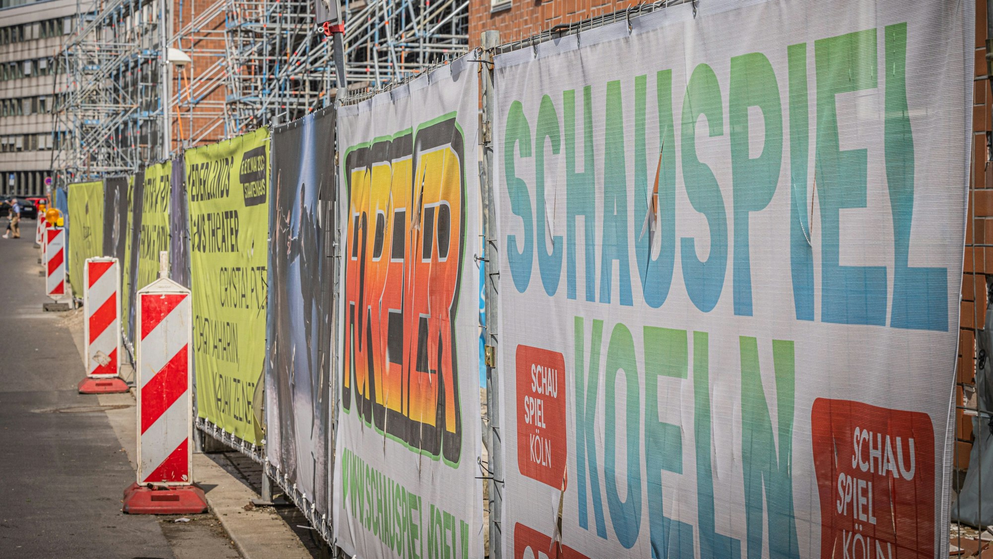 Bauzaun, Gerüst und Baken stehen an der Bühnen-Baustelle.