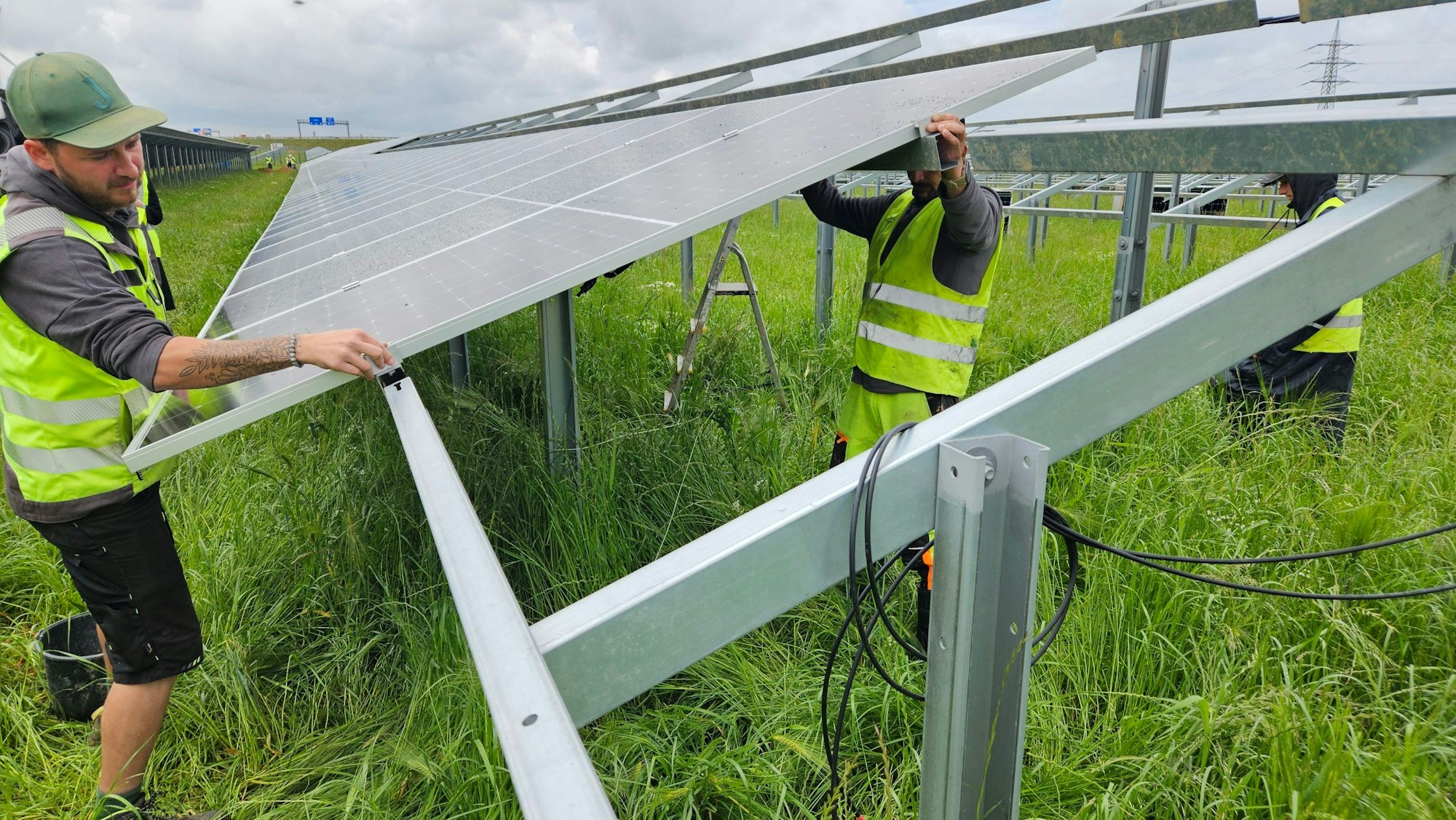 An der Autobahn 44 entsteht auf Bedburger Stadtgebiet eine Photovoltaikanlage.