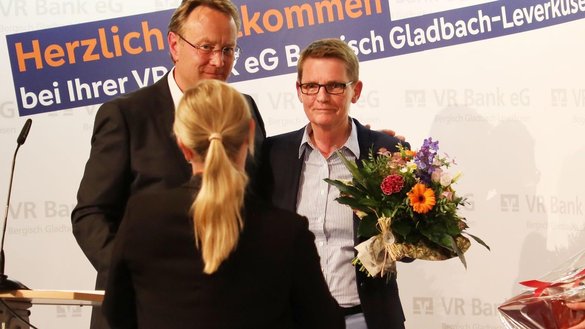Der Aufsichtsratsvorsitzende der VR Bank, Marcus Otto, verabschiedet die Aufsichtsrätin Hildegard Metten mit einem Blumenstrauß.