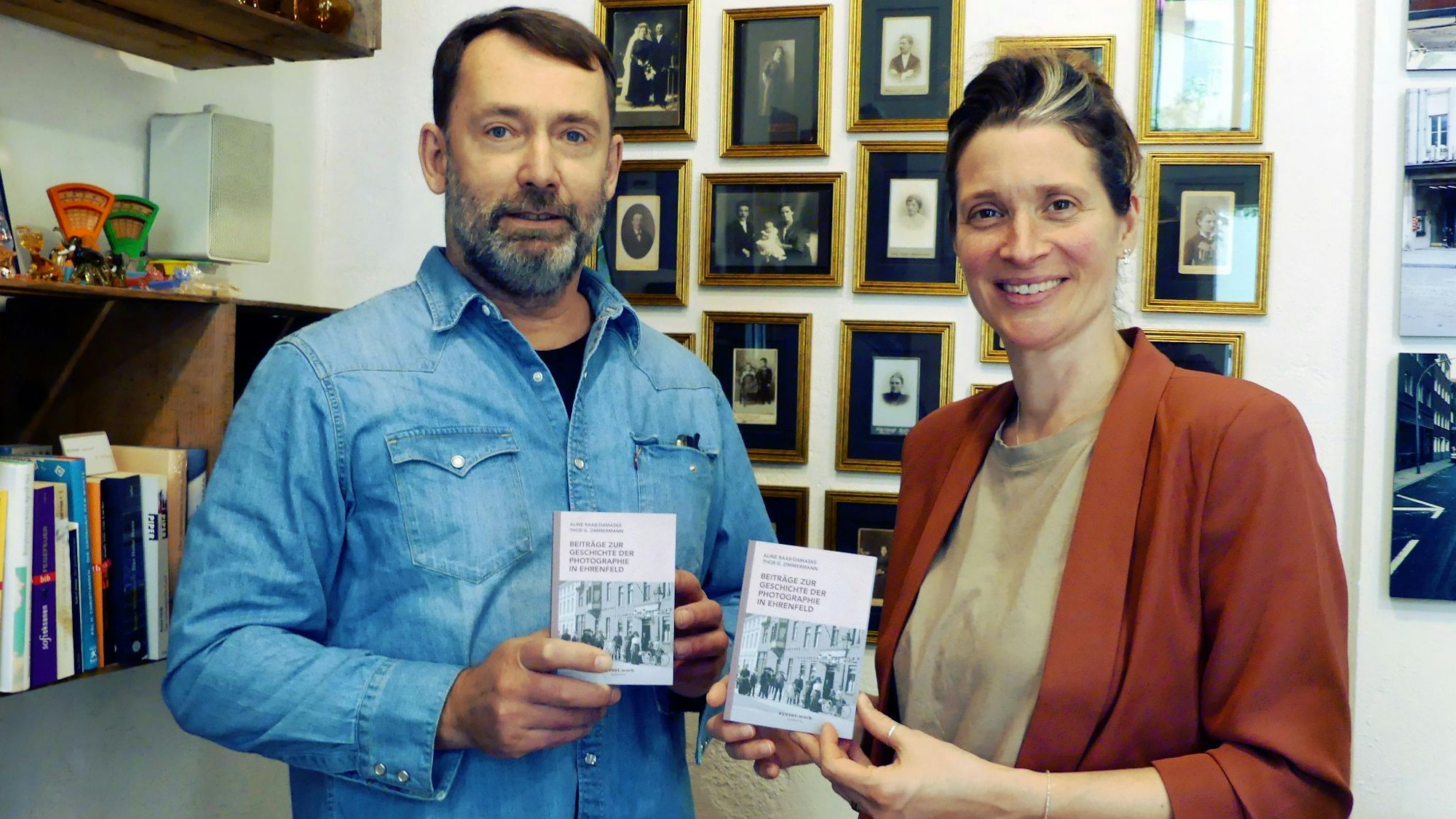 Thor Zimmermann und Aline Raab-Damaske stellten das Buch über Ehrenfelds Fotografen zusammen.