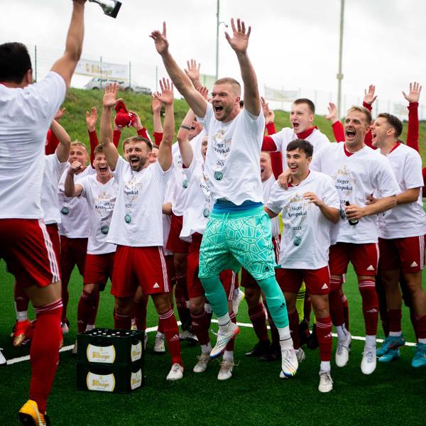 Spieler des TuS Zülpich jubeln nach dem Pokalsieg 2023.