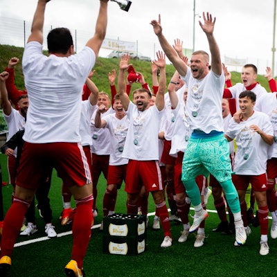 Spieler des TuS Zülpich jubeln nach dem Pokalsieg 2023.