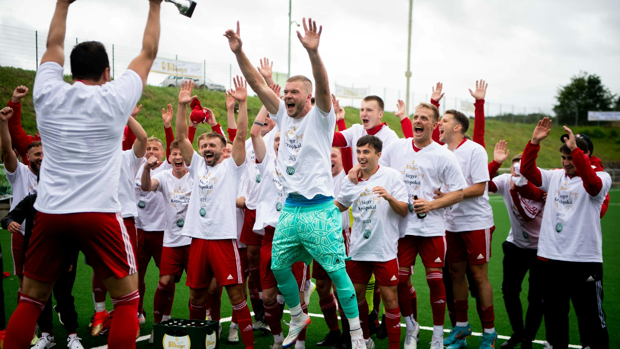 Spieler des TuS Zülpich jubeln nach dem Pokalsieg 2023.