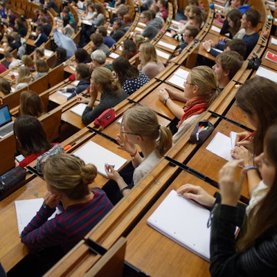 ARCHIV - 28.10.2015, Niedersachsen, Göttingen: Studenten und Studentinnen der Georg-August-Universität in Göttingen sitzen im Zentralen Hörsaalgebäude (ZHG) und verfolgen eine Vorlesung. (zu dpa: «Nun doch Bafög-Erhöhung») Foto: Swen Pförtner/dpa +++ dpa-Bildfunk +++