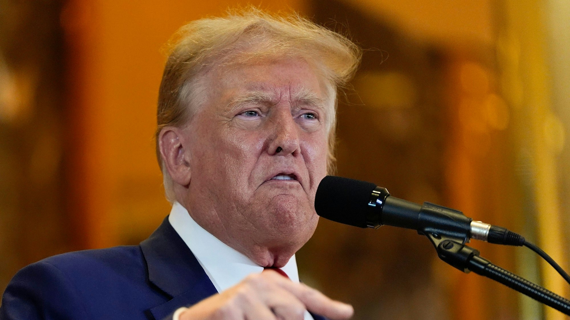 Der ehemalige US-Präsident Donald Trump spricht während einer Pressekonferenz im Trump Tower.