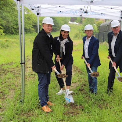 In Ruppichteroth-Schönenberg gab es den offiziellen Spatenstich für die neue Rettungswache des Rhein-Sieg-Kreises. V.l.: Dezernent für Bevölkerungsschutz, Dr. Michael Rudersdorf, Kreisdirektorin Svenja Uelhoven, Bürgermeister Mario Loskill, Landrat Sebastian Schuster, Bereichsleiter Falck Jörg Lütz