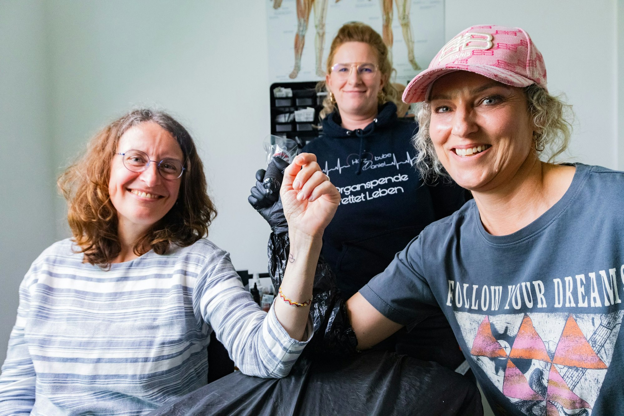 Imke Reichard (l.) mit Praxis-Mtarbeiterin Silvana Zander und Ärztin Diana Roesner (r.)