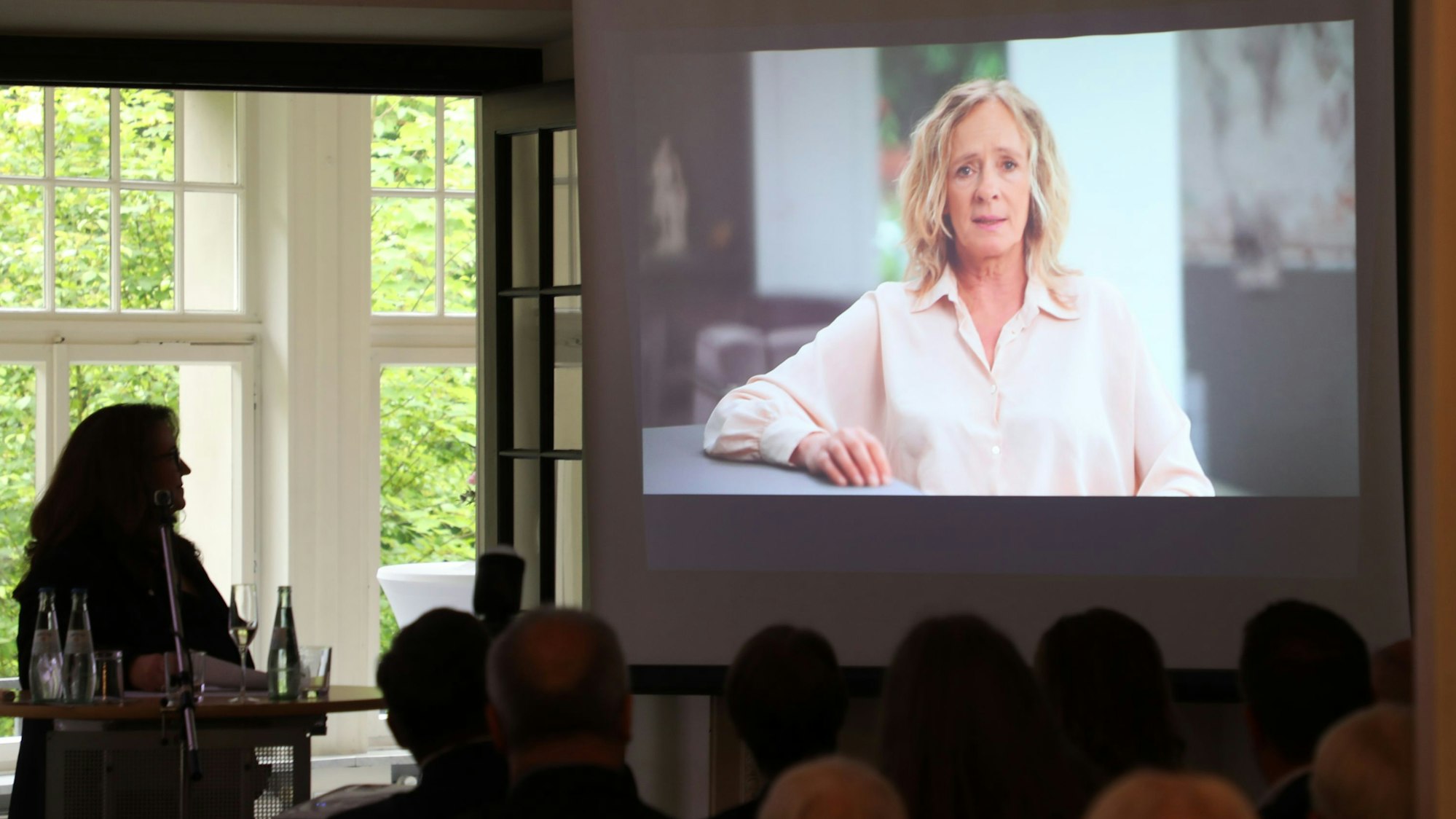 Auf einer Leinwand ist Isabella Neven DuMont zu sehen.