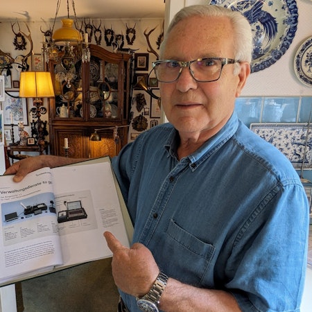 Der Roisdorfer Winand Flohr mit Unterlagen der Bundesdruckerei zum Bürgerkoffer.