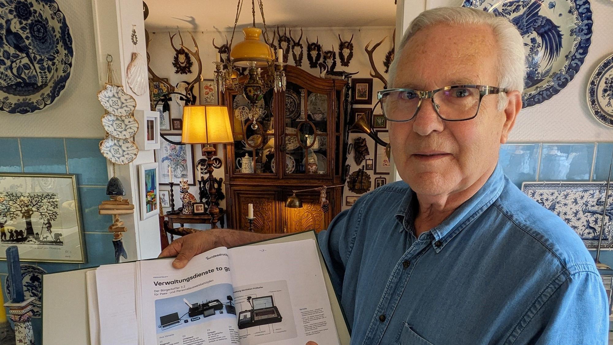 Der Roisdorfer Winand Flohr mit Unterlagen der Bundesdruckerei zum Bürgerkoffer.