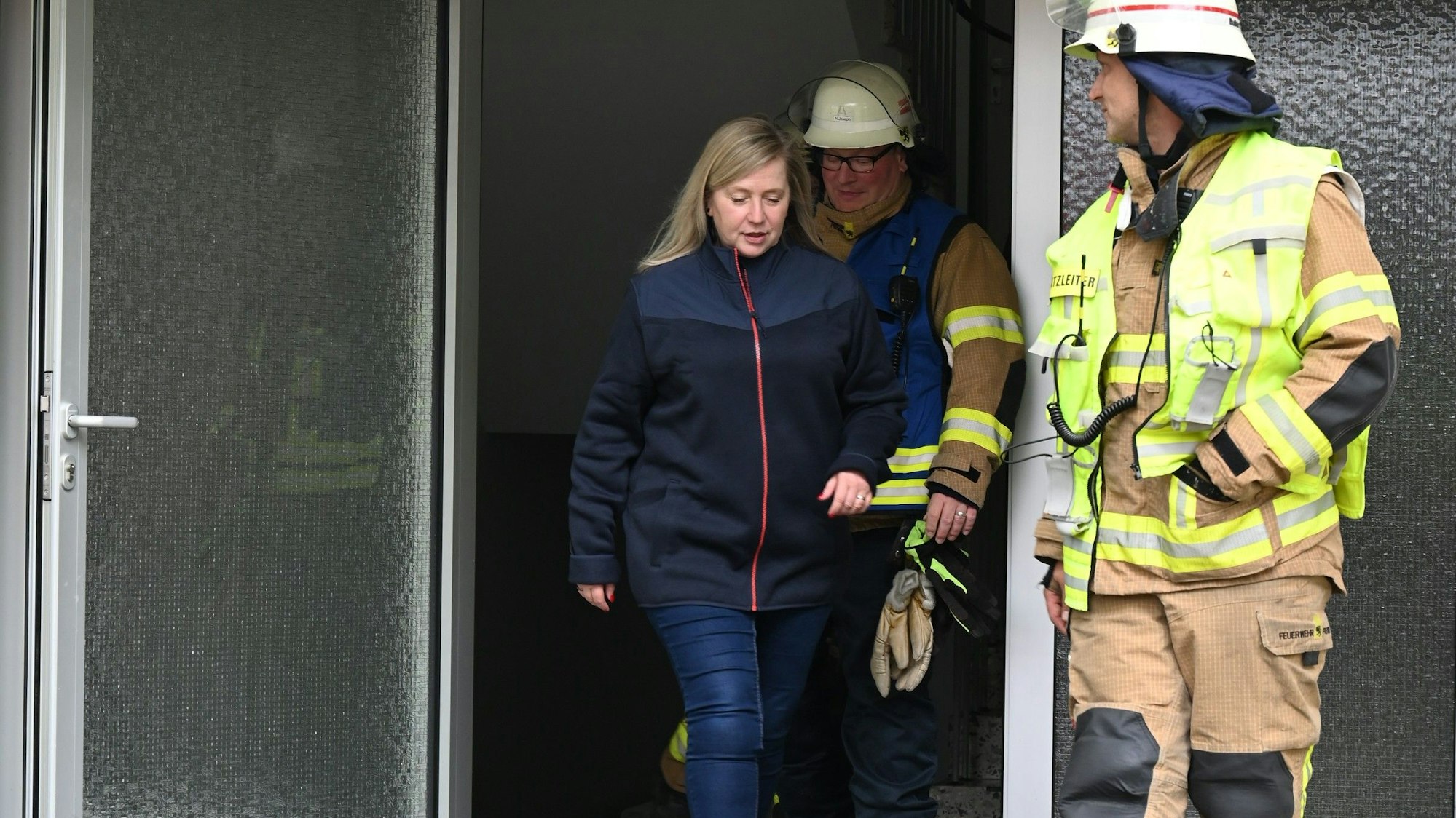 Auf dem Foto ist Bürgermeisterin Susanne Stupp mit Feuerwehrmännern zu sehen.