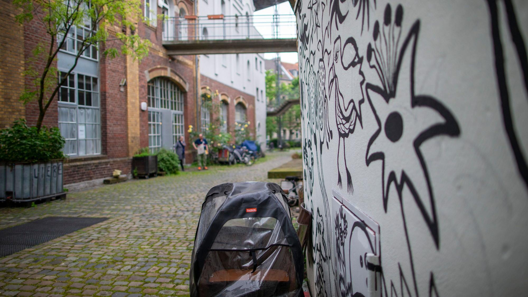 Kunst ist für alle im KAT18 Leidenschaft: Das spiegelt sich überall im Haus und im Hof wider.