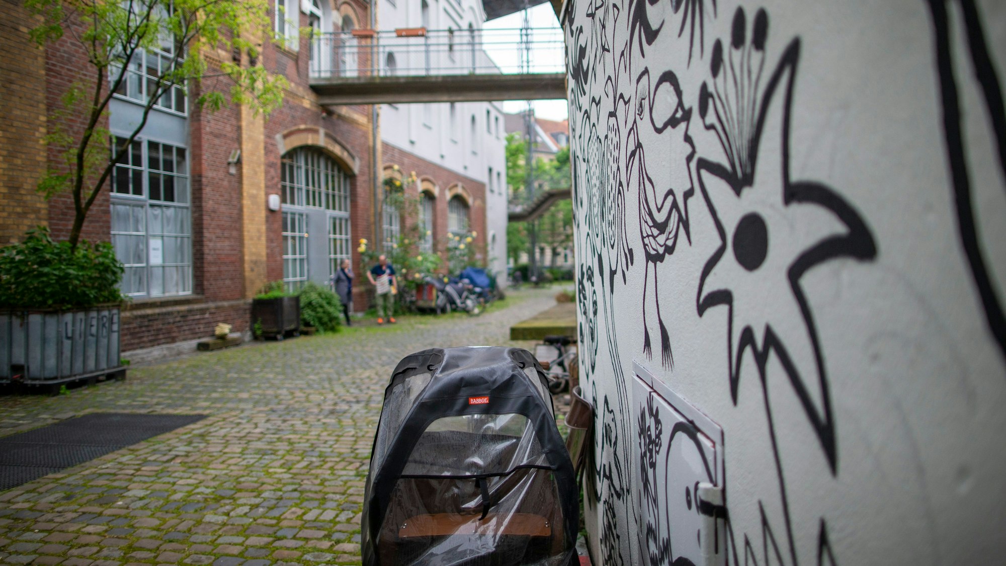 Kunst ist für alle im KAT18 Leidenschaft: Das spiegelt sich überall im Haus und im Hof wider.