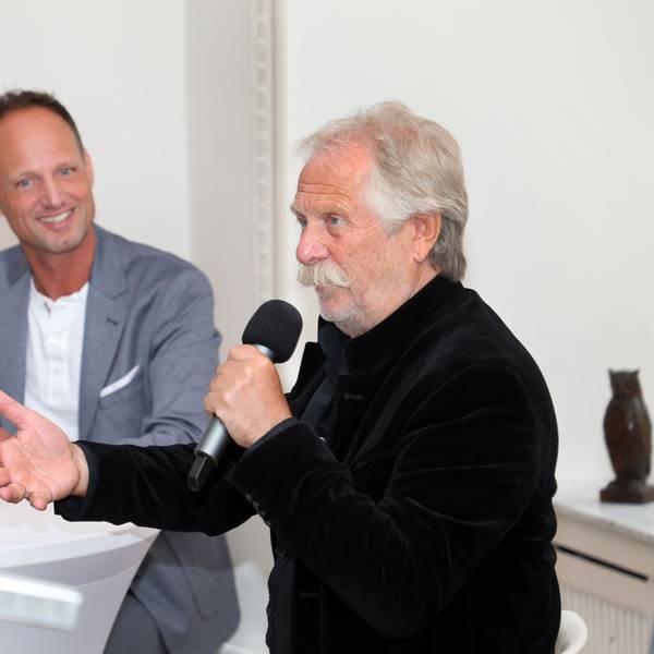 Ex-Frontmann der Höhner, Henning Krautmacher (r.), spricht mit Journalist, Prisma-Chefredakteur und Bürgerstiftungsvorstandsmitglied Stephan Braun.