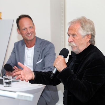 Ex-Frontmann der Höhner, Henning Krautmacher (r.), spricht mit Journalist, Prisma-Chefredakteur und Bürgerstiftungsvorstandsmitglied Stephan Braun.