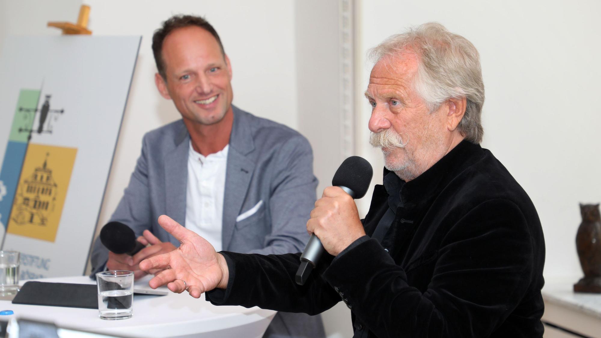 Ex-Frontmann der Höhner, Henning Krautmacher (r.), spricht mit Journalist, Prisma-Chefredakteur und Bürgerstiftungsvorstandsmitglied Stephan Braun.