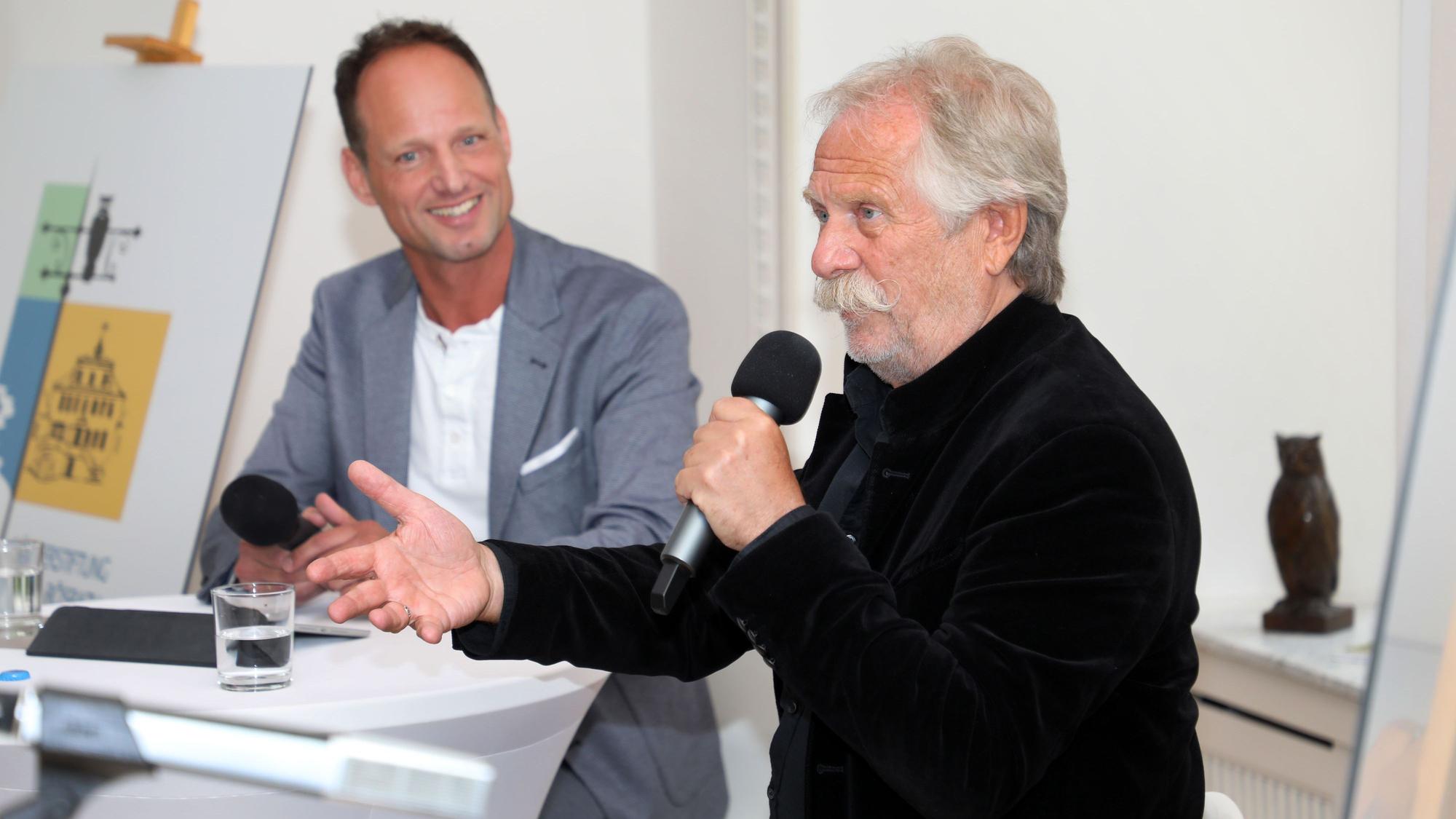 Journalist Stephan Braun und Ex-Höhner-Frontmann Henning Krautmacher talken beim Festakt zum 25-jährigen Bestehen der Rösrather Bürgerstiftung.