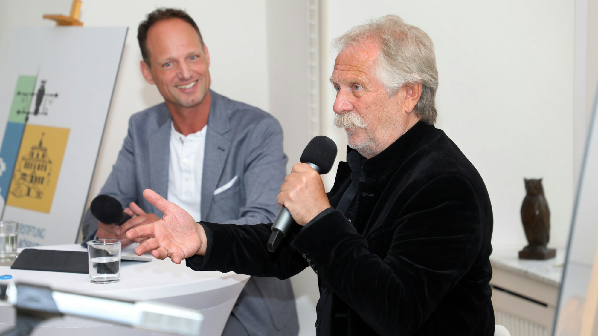 Journalist Stephan Braun und Ex-Höhner-Frontmann Henning Krautmacher talken beim Festakt zum 25-jährigen Bestehen der Rösrather Bürgerstiftung.