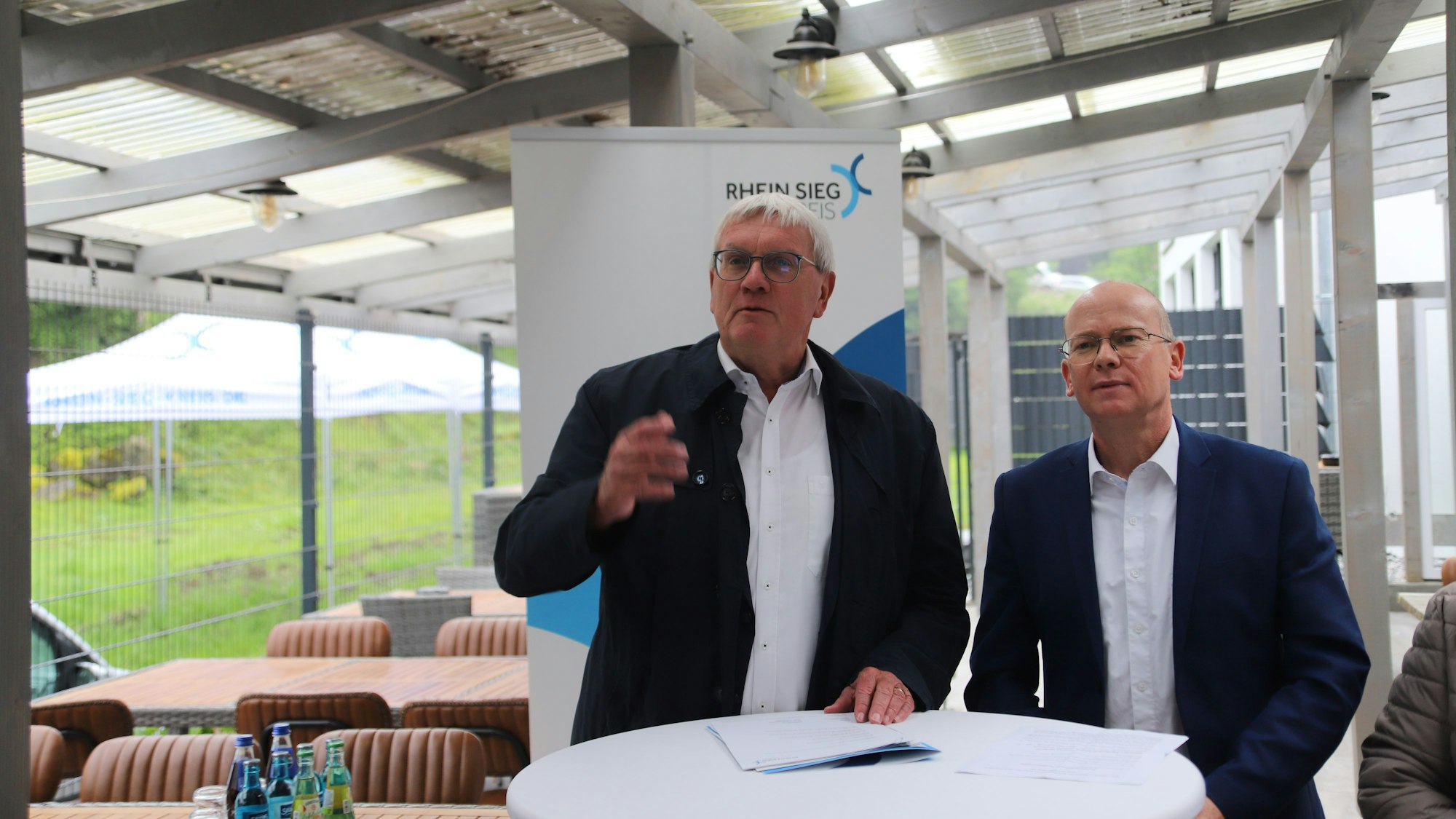 Landrat Sebastian Schuster (l.) und Bürgermeister Mario Loskill stehen an einem Rednerpult.