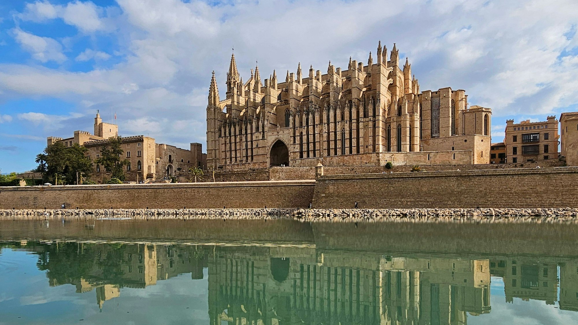 An der Kathedrale in Palma de Mallorca ist ein Deutscher eine Mauer herabgestürzt (Symbolbild).
