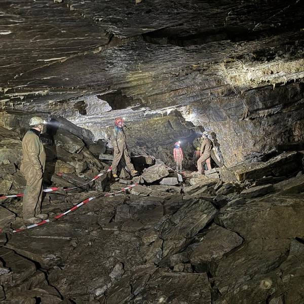 Der Pfingstdom im Hackerloch, einer Höhle im Klutertberg bei Ennepetal.