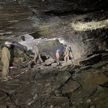 Der Pfingstdom im Hackerloch, einer Höhle im Klutertberg bei Ennepetal.