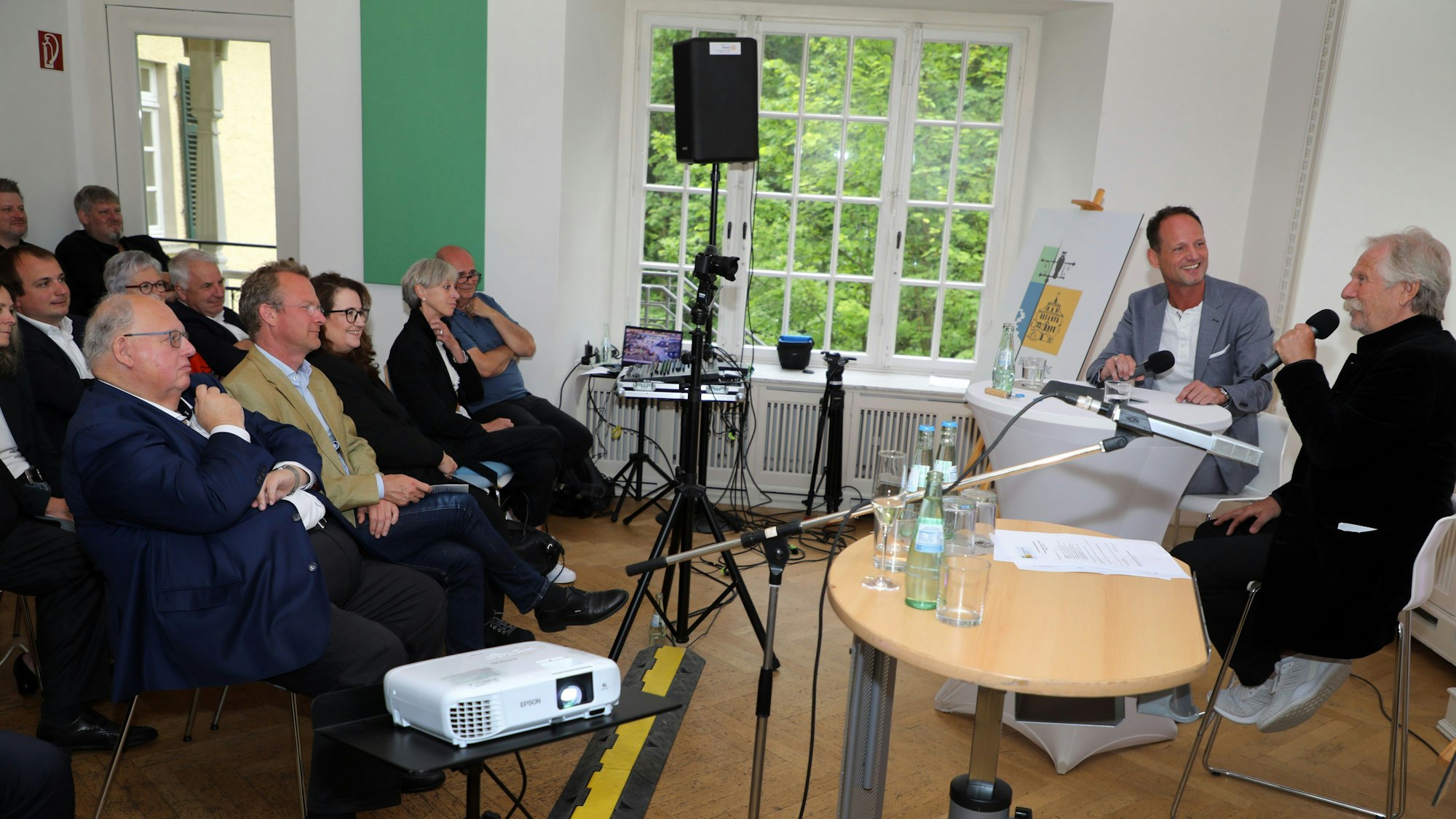 Der Ex-Frontmann der Höhner, Henning Krautmacher, spricht mit Journalist, Prisma-Chefredakteur und Bürgerstiftungsvorstandsmitglied Stephan Braun beim Festakt zum 20-Jährigen der Bürgerstiftung Rösrath.